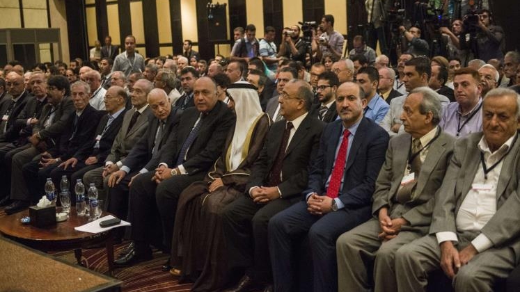 أعضاء في اللقاء التشاوري المعارض 
