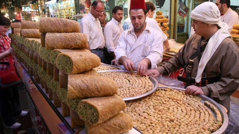 عادات غذائية سيئة في عيد الفطر… ابتعد عنها