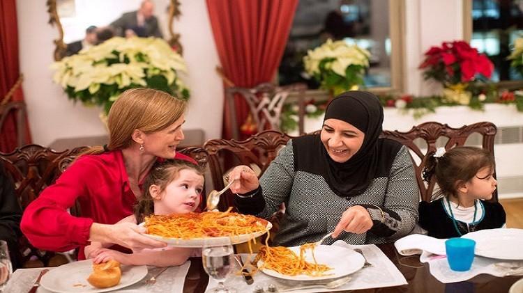 عائلة سورية لاجئة في ضيافة مسؤولة أمريكية