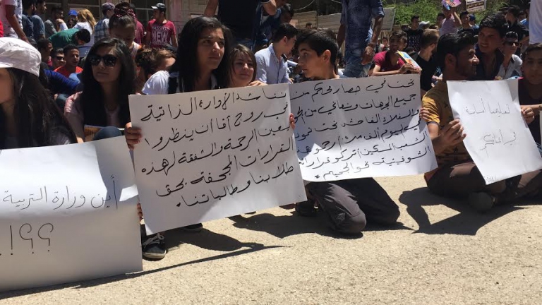 اعتصام في القامشلي ضد نقل الامتحانات.. وحملة مداهمات من أجل التجنيد