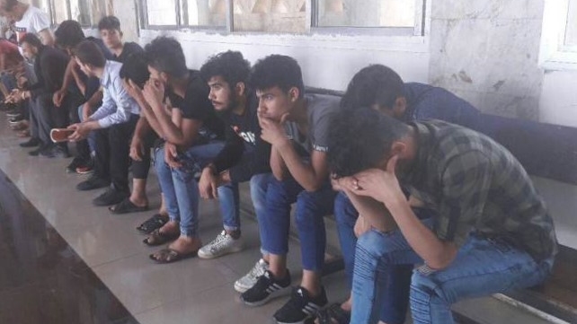عشرات السوريين المرحلين بانتظار تسوية أمورهم للعودة إلى تركيا