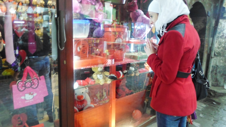 عيد الحب في دمشق: قبلٌ افتراضية وهدايا بلون الدم