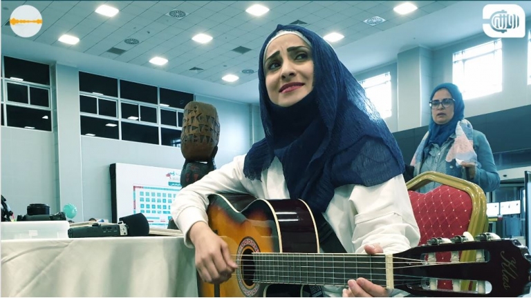 شابة سورية تحقق حلمها بالعزف والغناء في اسطنبول