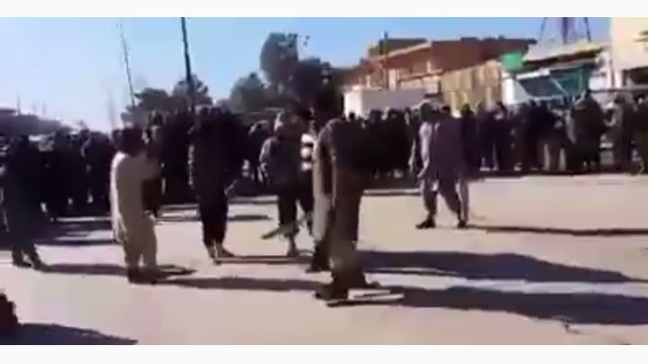 شاب يستنجد بأهالي 