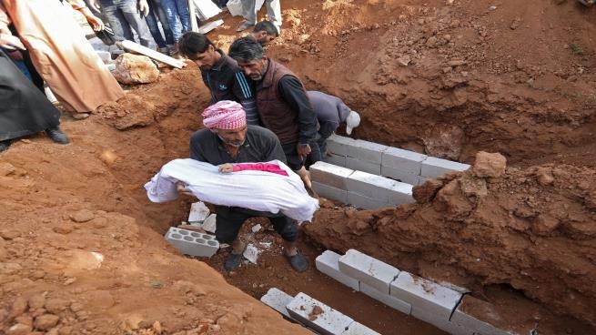 ادلب.. ارتفاع حصيلة الضحايا بقصف سوق شعبي على 