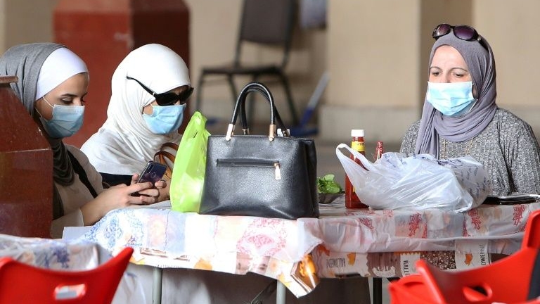  أغاني الكورونا.. العرب يخففون ذُعرهم بالفكاهة