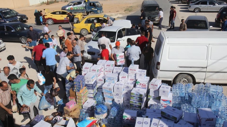 أهالي الرمثا يجمعون المساعدات فزعة لنازحي حوران