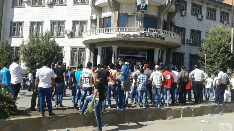 أهالي السويداء يقتحمون مبنى المحافظة
