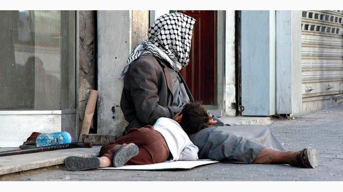أهالي دمشق يطالبون بفتح أبواب المساجد للمتسولين
