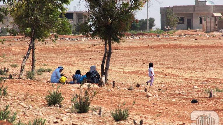 أهالي ريف ادلب يلجؤون إلى المزارع