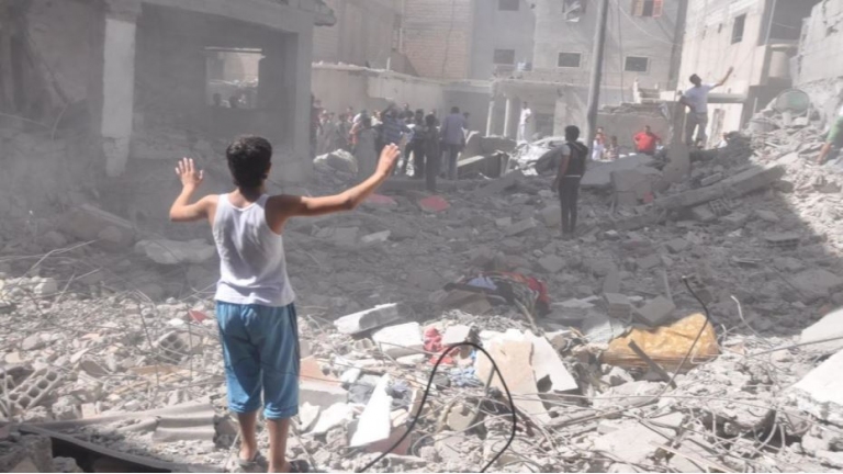 أكثر من مائة قتيل وجريح بقصف جوي على بلدة بإدلب
