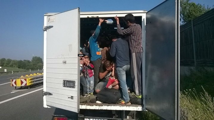 العثور على جثث مهاجرين داخل شاحنة بالنمسا