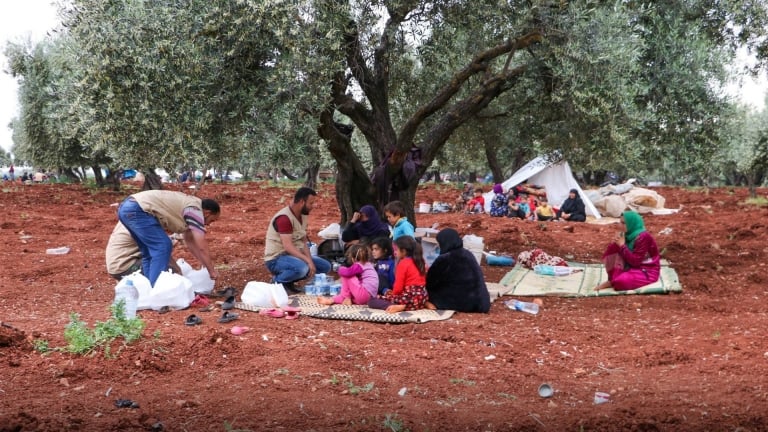 الأمم المتحدة: نزوح أكثر من 300 ألف سوري باتجاه الحدود التركية