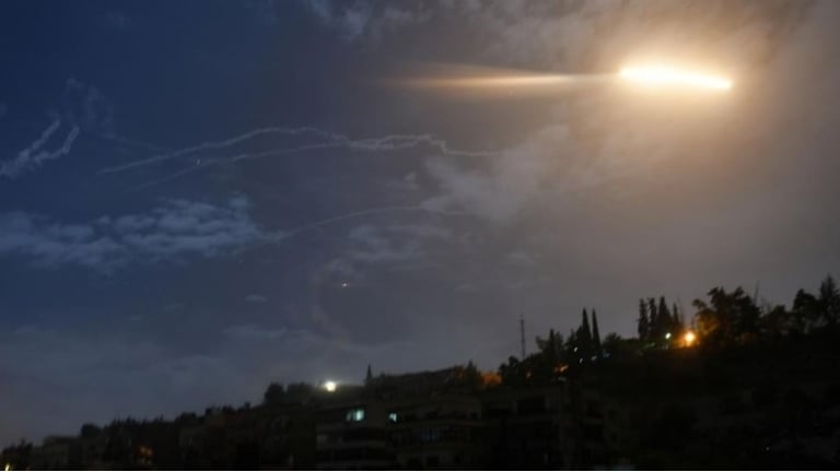الدفاعات الجوية تجبر طائرة مدنية الهبوط في قاعدة حميميم