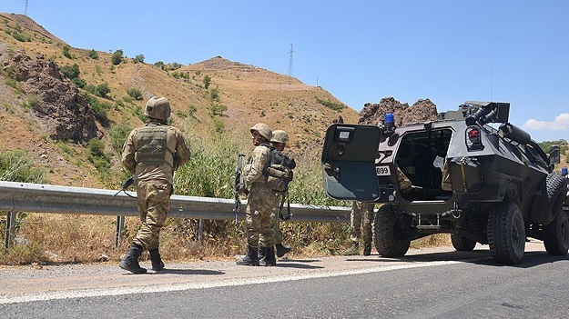 الجيش التركي ينشر آليات عسكرية بمحاذاة الحدود مع سوريا