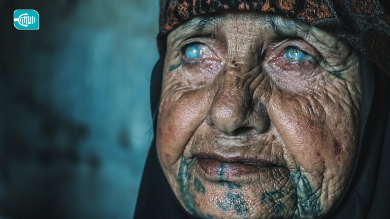 الحاجة تركية وحيدةً في كهفها بلا معيل ولا قريب