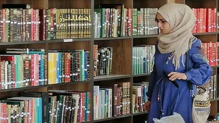 إلهام عاشور: انزع القدسية عن كل شيء... تَحرَّر