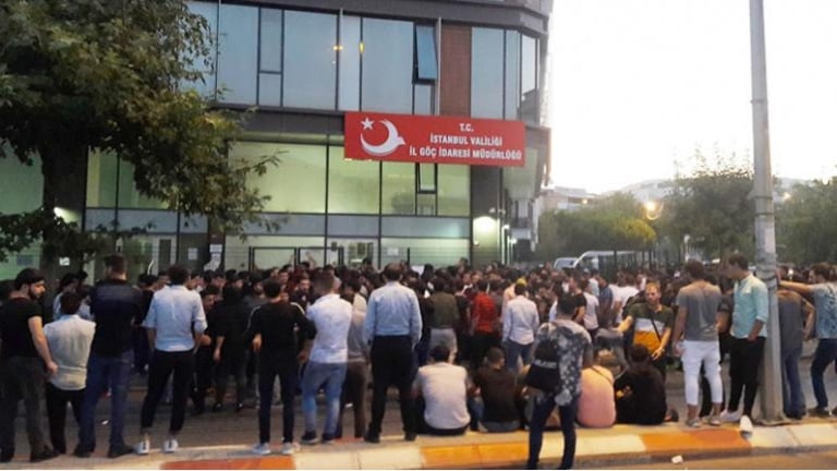 الهجرة التركية تصدر قراراً بشأن تمديد الإقامات السياحية للأجانب