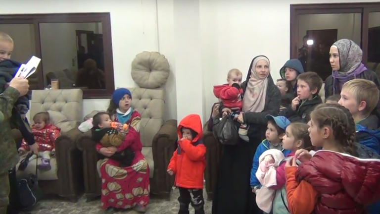القامشلي : روسيا تتسلم زوجات لعناصر من تنظيم داعش وأطفالهن 