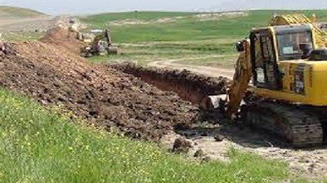 القوات الكردية تحفر خندقاً حول مدينة عين العرب 