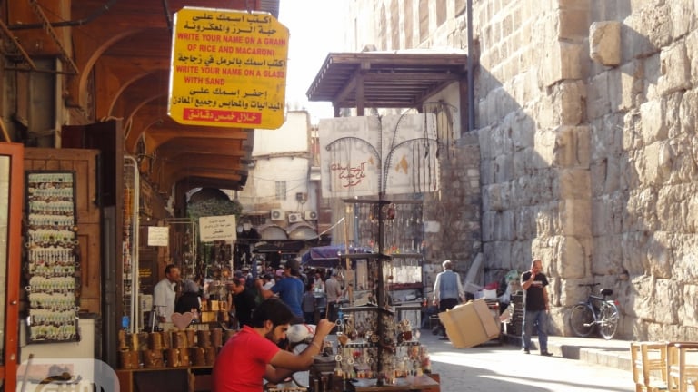 الكتابة على الأرز.. فن بنكهة محلية