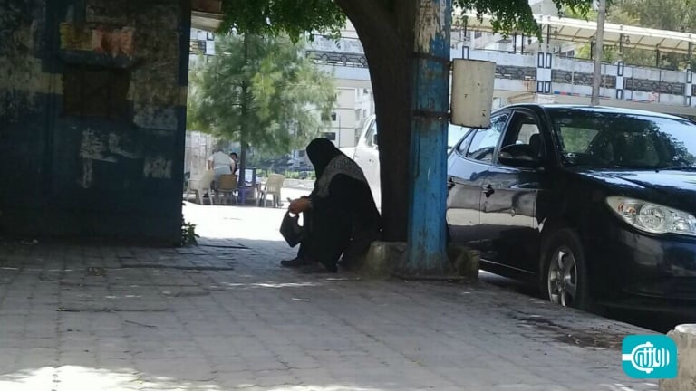 اللاذقية.. التسوُّل ملاذ نساء شردتهنَّ الحرب