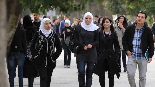 الليرة اللبنانية تتدهور.. واللاجئون السوريون يهربون من جديد