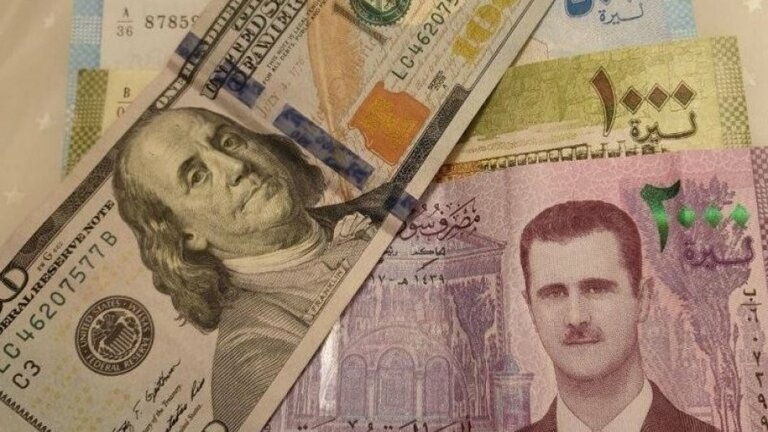 الليرة السورية متمسكة بالدولار الأميركي إثر انخفاض قيمتها