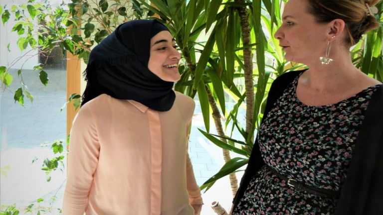 ألمانيا...فتاة سورية تتحدى أكثر من 200 طالب و تنال منحة 