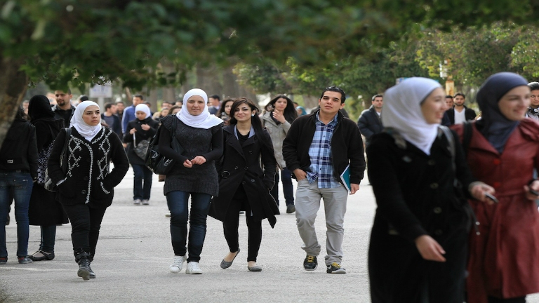 المصرف العقاري داخل حرم كلية الآداب بدمشق..كيف ذلك؟