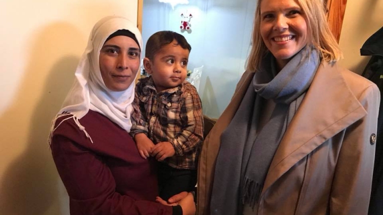 النرويج: صورة لوزيرة الهجرة مع عائلة سورية تثير ضجة واسعة 
