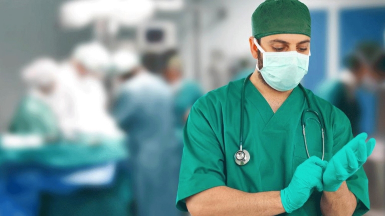 النظام السوري يكافئ الأطباء بباقة انترنت و50 ألفاً