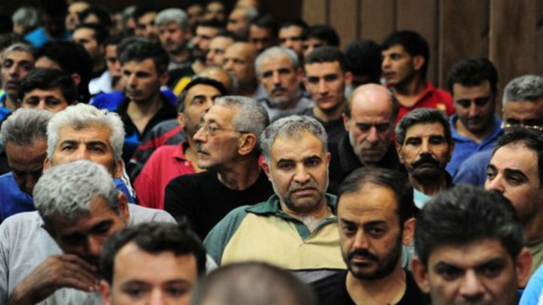 النظام يخلي سبيل مئات المعتقلين في سجونه