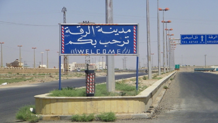 الرقة: عشرات الآلاف محاصرون.. وجيش النظام السوري يتقدم