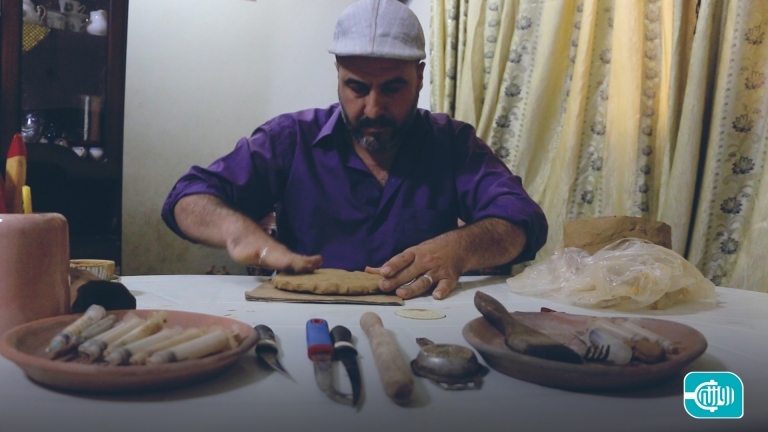 الرسم بالطين... مهنة تخفف هموم الحرب 
