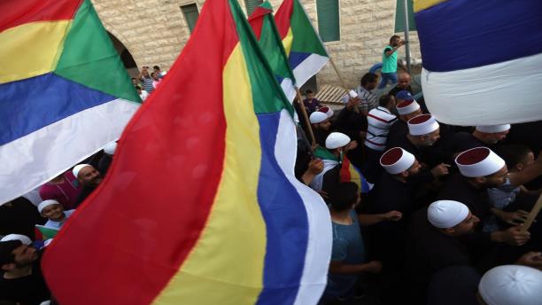 السويداء تشيع البلعوس ومظاهرات تطالب بإسقاط النظام السوري 