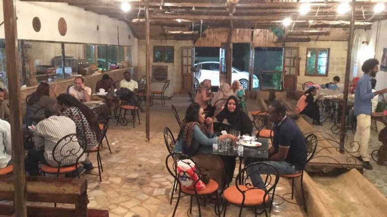 انقلاب عسكري أطاح بالرئيس..ماذا حصل للسوريين في السودان؟