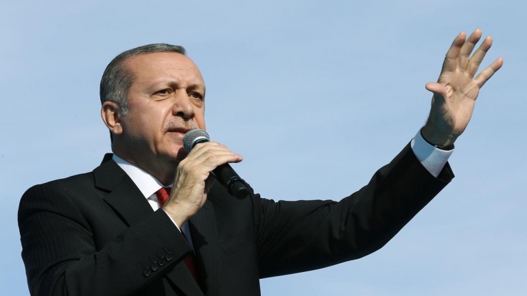 أردوغان يقترح بناء مدينة للاجئين ويغلق 