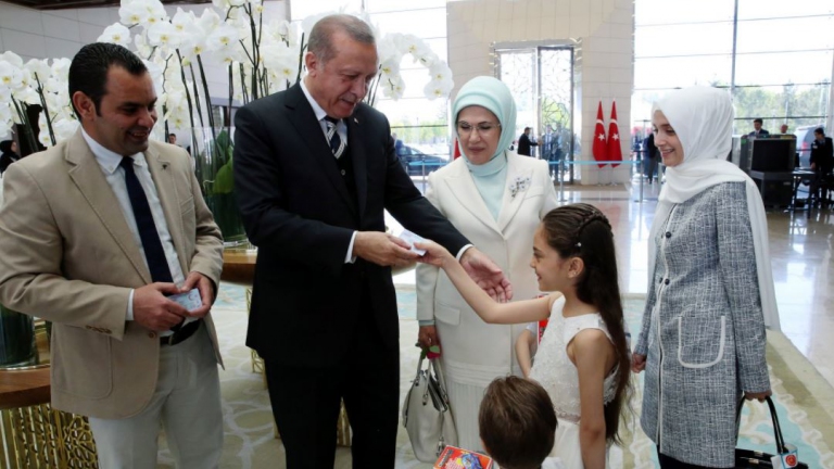 أردوغان يمنح الطفلة بانة وعائلتها الجنسية التركية