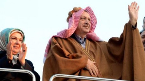 أردوغان يتبادل قناعيْ الإسلام والعلمانية