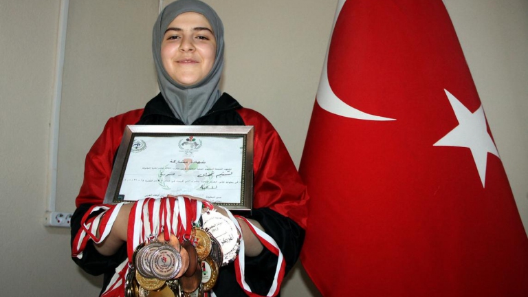 أرودغان يمنح الجنسية التركية لرياضية سورية