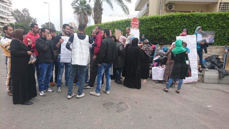 أصوات السوریین تعلو أمام مفوضیة اللاجئین في بیروت 