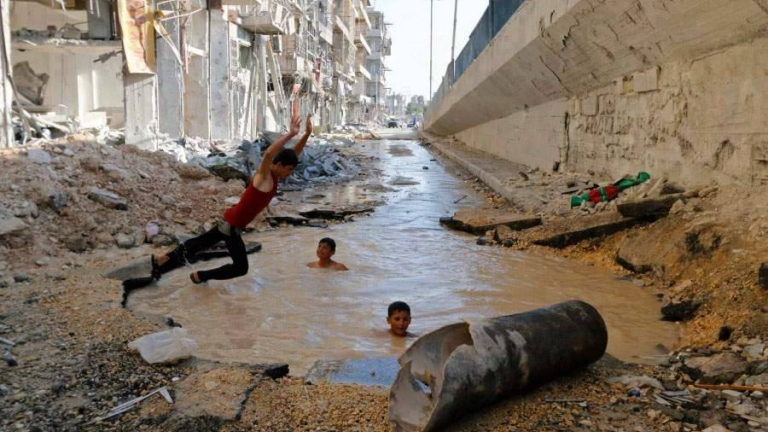 أطفال حلب في حفر البراميل المفتجرة