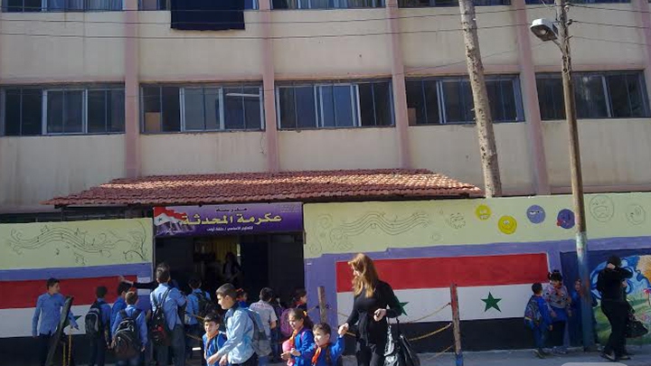 أطفال مدرسة عكرمة يعودون إليها.. وخوف الأمهات يحيط بهم