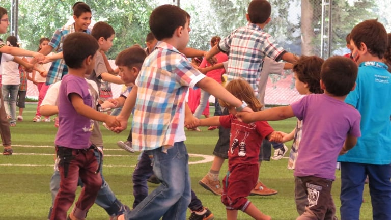 أطفال سوريا في حفل مع الأتراك بالريحانية