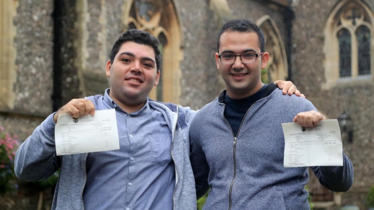 بعد إحرازهما مستويات متقدمة، لاجئان سوريان يتأهلان لدخول كلية الطب في إحدى الجامعات البريطانية