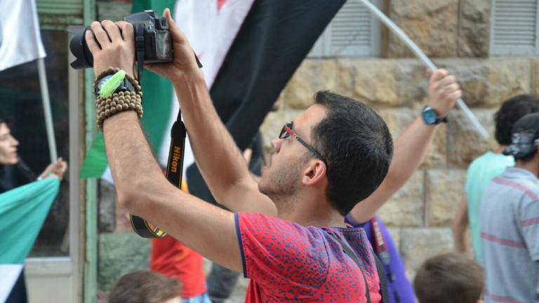 بعين واحدة وساقين صناعيتين.. إعلاميو حلب يتحدون الموت