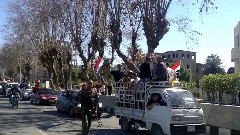 بالفيديو.. موالون يتدافعون ويتضاربون للحصول على 