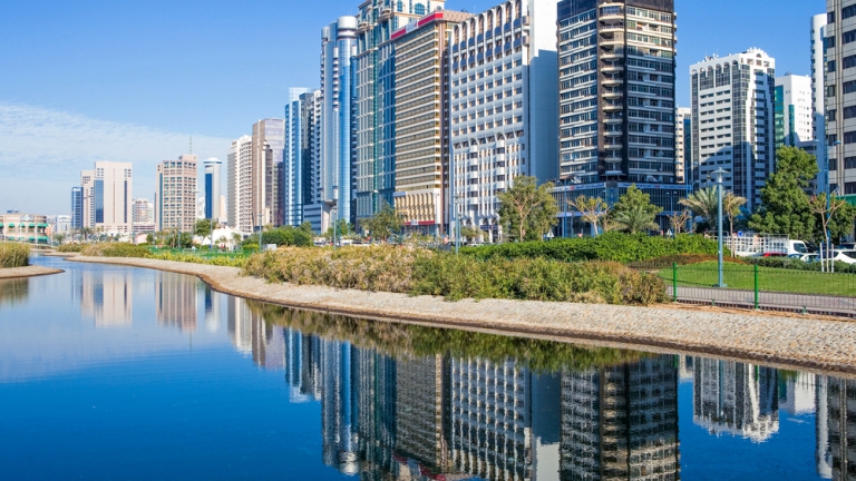 بالوثائق: شركات إماراتية تسرح موظفيها السوريين