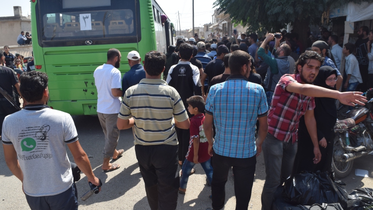 بالصور.. بدء خروج مدنيين ومقاتلين معارضين من الوعر
